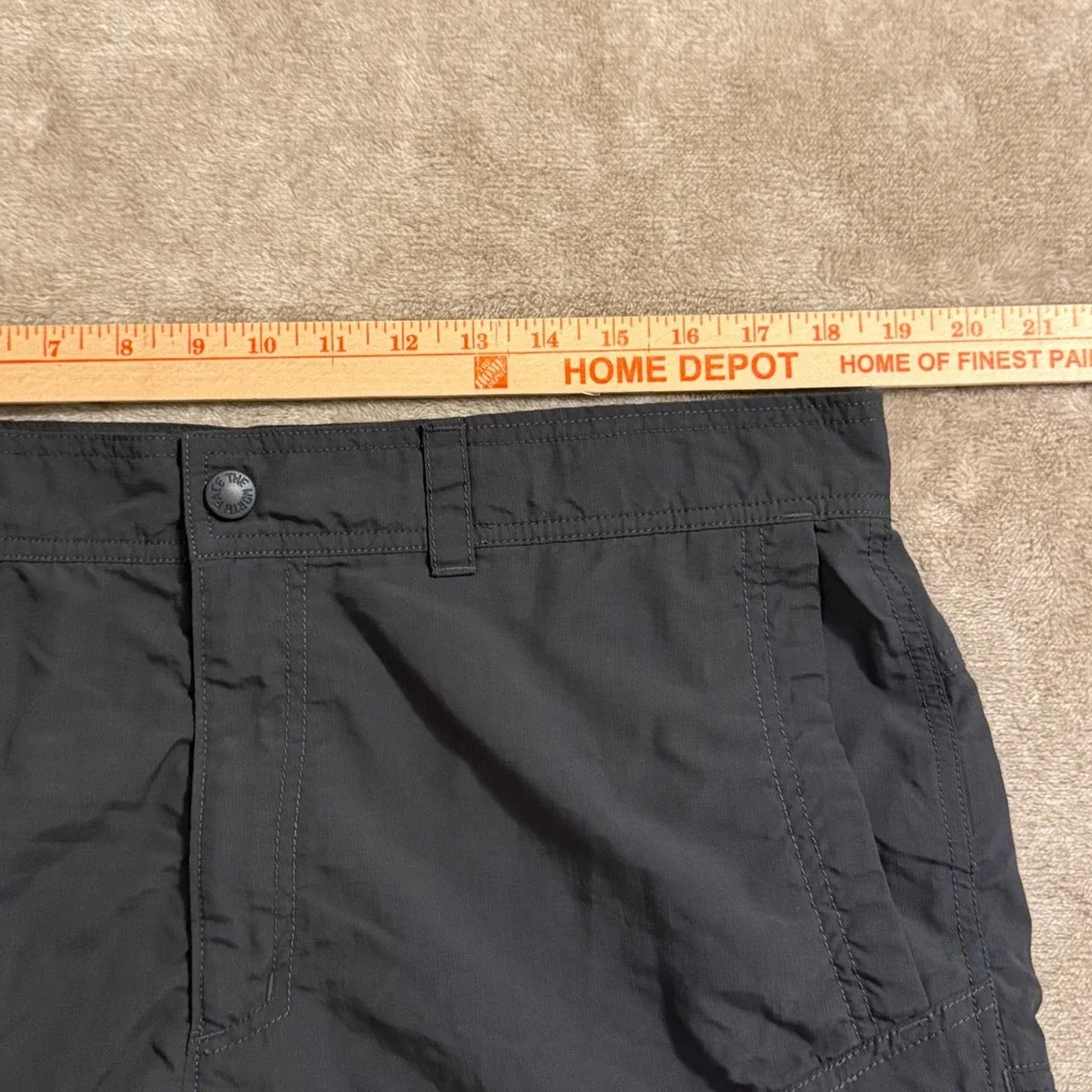 The North Face Mens Grey Nylon Hiking Cargo Shorts Size 38